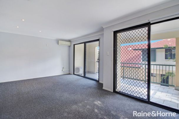 Ultra-Convenient Three Bedroom Townhouse - Close to UQ! - Photo 1