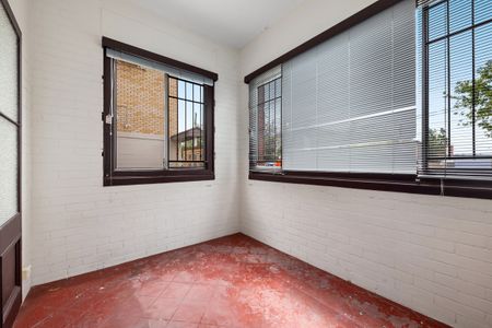 Art Deco Charm in Boutique ‘Ravenswood’ Complex! - Photo 2