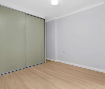 Private, Carefree Centrally Located Modern Apartment with Floorboards - Photo 3