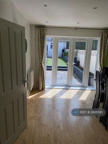 3 bedroom terraced house to rent - Photo 2