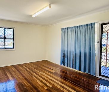 Fully Renovated, Walk to school & Shops - Ready to move in. - Photo 1