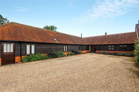 Converted stables in country estate setting with views over fields - Photo 2