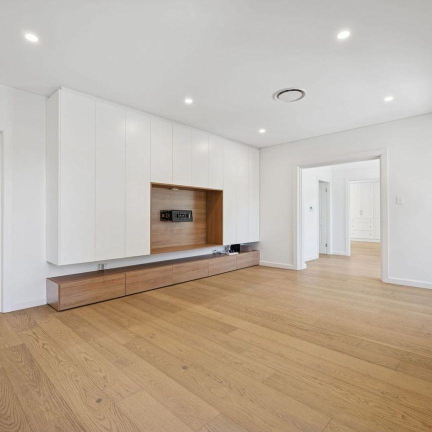 Immaculately Presented Family Home in Prime Location! - Photo 1