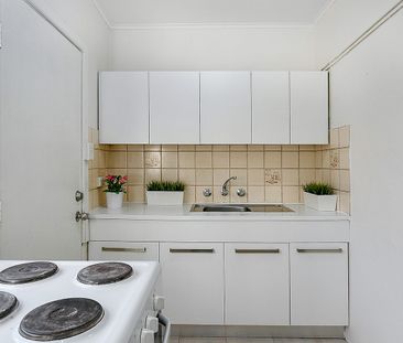 Clean oversized one bedroom, plus study! - Photo 4