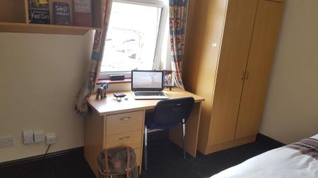 4 bedroom flat to rent - Photo 4