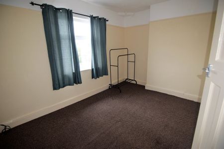 To Let 1 Bed Flat - Photo 2