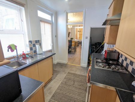1 bedroom in a house share to rent - Photo 4