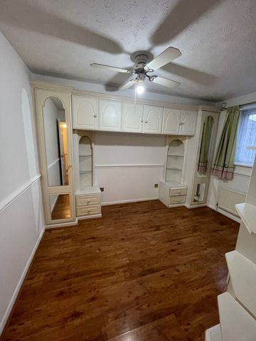 Three bedroom house with two receptions- Goodmayes Station - Photo 3