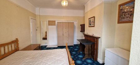 1 bedroom in a house share to rent - Photo 2