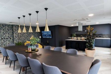 Thames Quarter .Split Level Gym . Fitness Studio. Pet Friendly . Resident Lounge . Workspaces . Roof Terrace . Private Dining Room. Onsite Management Team . Fre - Photo 4