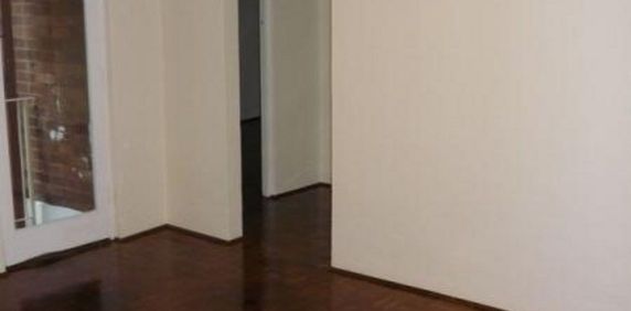 2 BED APARTMENT - PARKING - MASCOT CENTRAL - Photo 2