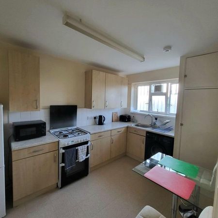 1 bedroom in a flat share to rent - Photo 3