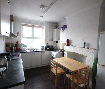 1 bedroom in a house share to rent - Photo 2