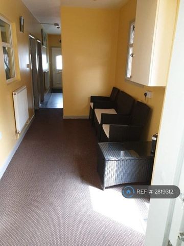 1 bedroom in a house share to rent - Photo 5