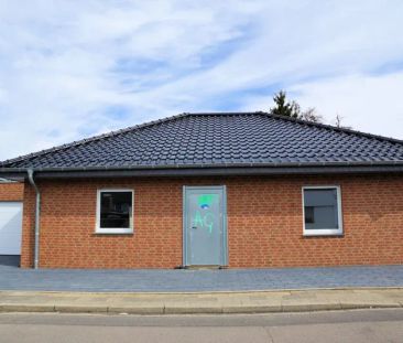 Bungalow Erstbezug in zentraler Lage mit 2 Garagen und Einbauküche - Photo 6