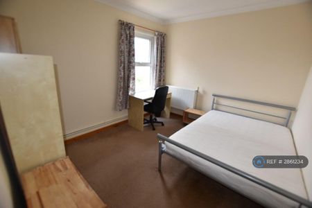 3 bedroom semi-detached house to rent - Photo 3