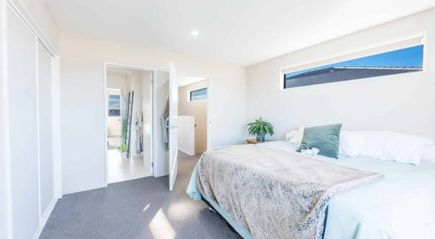 Immaculate 3 bedroom townhouse with garage! - Photo 1