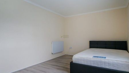 3 bedroom flat to rent - Photo 4