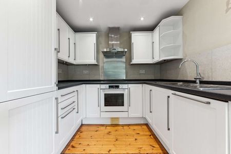 A modern town house with roof terrace and garden in Petersham's popular Meadow Close - Photo 3