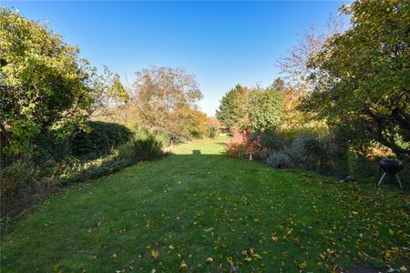 Well presented 4 bedroom detached family house in a convenient location for the City centre, Addenbrookes, Railway Station and next to The Perse School. Garage and driveway Parking. Unfurnished. Air source heat pump. - Photo 2