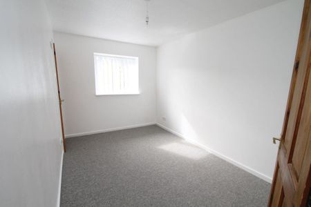 2 bedroom end of terrace house to rent - Photo 3