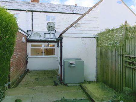 2 bedroom terraced house to rent - Photo 3