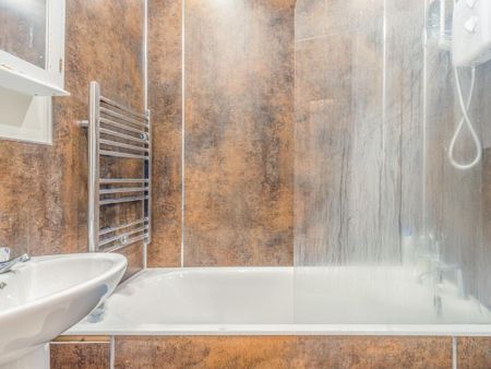 3 bedroom flat to rent - Photo 4