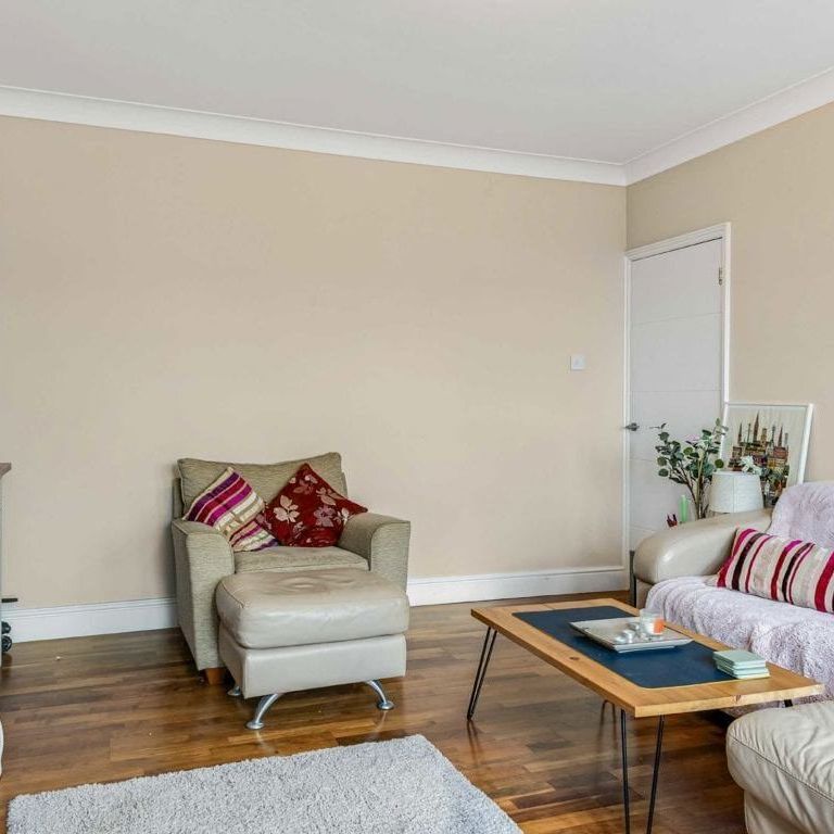 Woodfield Avenue, SW16 1LJ, London - Photo 1