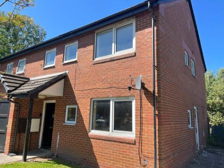 4 bedroom semi-detached house to rent - Photo 3