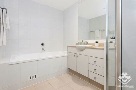 Quiet east facing and timber floor apartment - Photo 5