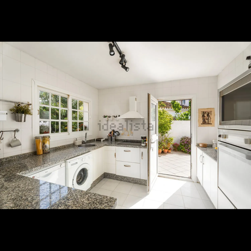 Casa en alquiler en Las Chapas, Marbella - Photo 1