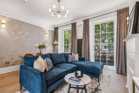 EXCLUSIVELY MANAGED BY SAVILLS. PET FRIENDLY. HMO APPROVED. A beautifully presented three bedroom apartment on Connaught Street - Photo 4