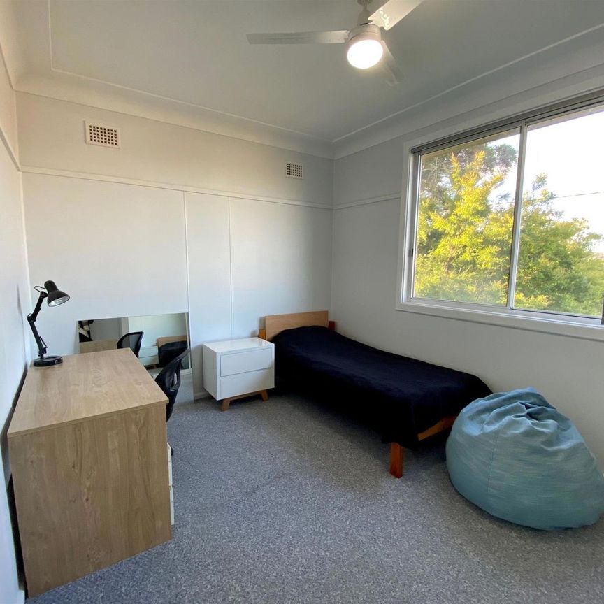 Sunny, Family Home in Prime Edgeworth Location - Photo 1