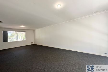 Stylish Family Living in the Heart of Kelmscott Hills HOME OPEN TUESDAY 20 JANUARY AT 10.30AM SHARP! - Photo 2