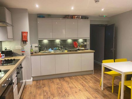 OX Living is proud to present this high-quality 6-bedroom co-living property, perfect for working professionals looking for stylish, stress-free living. Room 1 - Photo 2