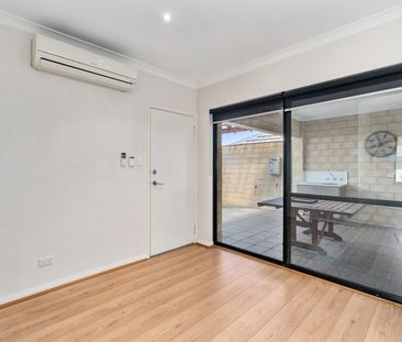 Stylish and Modern 3-Bedroom Villa for Rent - Photo 2