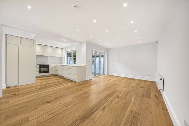 A beautifully recently decorated three/four bedroom Mews House in Little Venice. - Photo 1