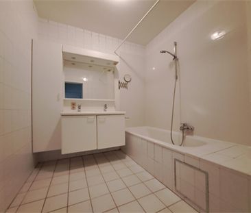 Een goed gelegen appartement op de tweede verdieping met garage - Photo 4