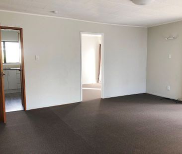 Spacious 4 BedroomHome in Remuera+DoubleGarage+Cpt - Photo 6