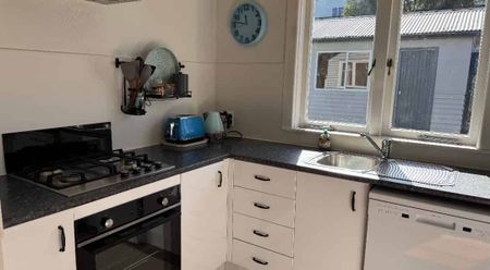 FULLY FURNISHED & SELF CONTAINED Central home - Photo 4