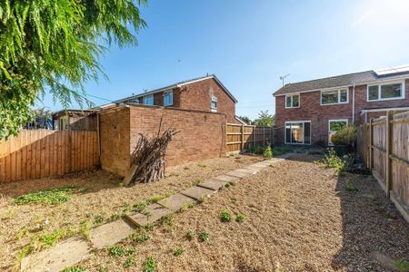 4 bedroom semi-detached house to rent - Photo 5