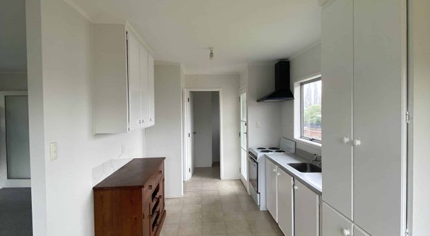 This tidy fully renovated home has 3 generous size bedrooms - Photo 1