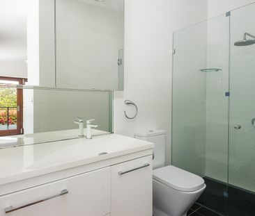 8 Ridgeway Avenue, Southport QLD 4215 - House For Rent | Domain - Photo 1