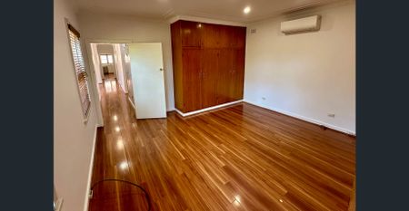 Spacious & Comfortable Double Brick Family Home - Photo 4