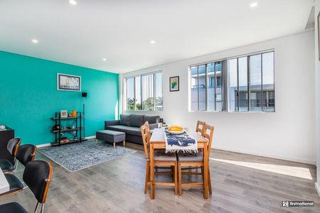 Stylish North-Facing Apartment in Prime Penrith Location - Photo 5