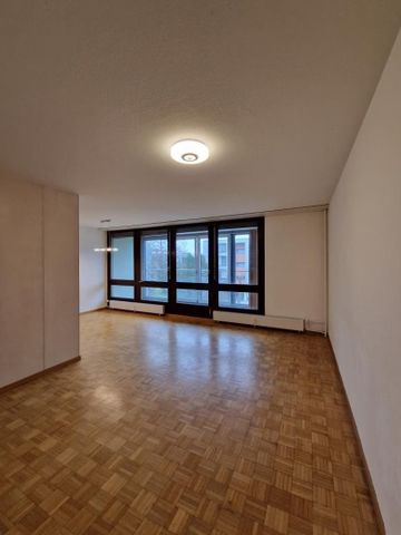 "Grossräumige, helle 4.5-Z-Wohnung mit Balkon und herrlicher Aussicht!" - Photo 2