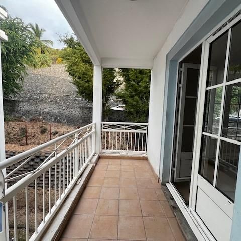 Location Appartement 1 pièce 27m² LA POSSESSION 97419 - Photo 1