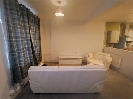 3 bedroom end of terrace house to rent - Photo 2