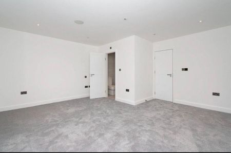 4 bed terraced house to rent in Chapel Croft, Kings Langley, WD4 - Photo 4