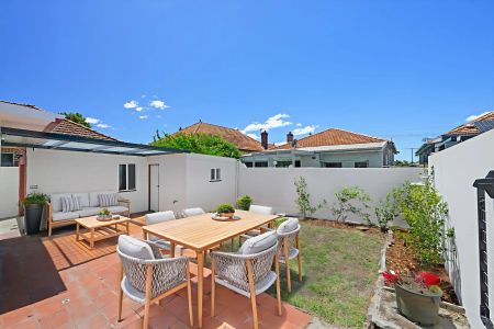 Renovated & Light Filled Three Bedroom Abode - Photo 5